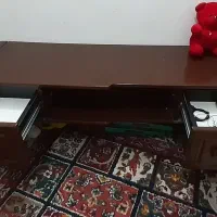 میز تلویزیون چوبی تمیز .