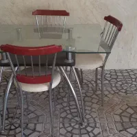 میز ناهارخوری ۴ نفره به همراه ۴ صندلی کاملا سالم