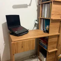 میز تحریر و کتابخانه