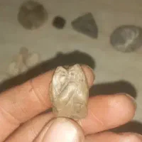 یک مجسمه سنگی سه طرف شکل زیبا