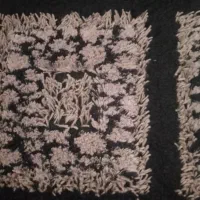 یک فرش مشکی نقره ای