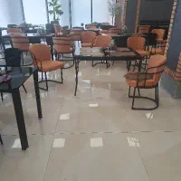 کارگر نظافت کافه