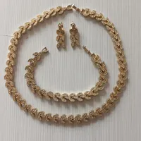 یه ست گردنبند دستبند گوشواره