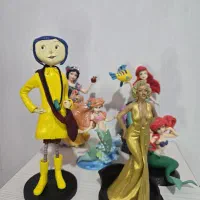 تعدادی فیگور و مجسمه دیزنی و مرلین مونرو