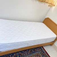 فروش تخت چوبی یک‌نفره + تشک سالم و تمیز