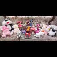 * تعدادی عروسک بزرگ و کوچک و ماشین *