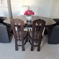 میز ناهار خوری و زیر تلویزیون