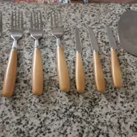 تعدادی قاشق،چنگال ،کفگیر و ملاقه