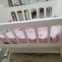 تخت کنار مادر و گهواره کودک