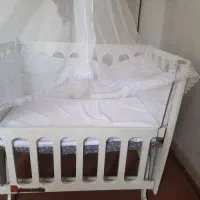 تخت نوزاد کنار مادر کاملا سالم