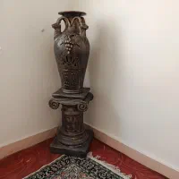 گلدان بزرگ و گلدان با گل و پوشتی