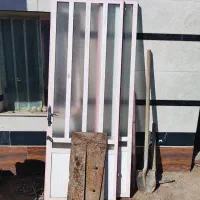 سنگ بادامی،  در