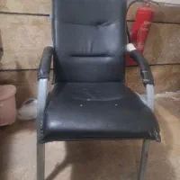 یک عدد صندلی اداری