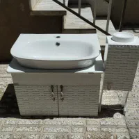 ریشو و آینه سرویس بهداشتی
