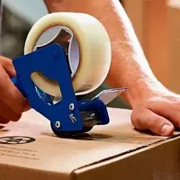 بسته بندی و کار در سالن تولید کارخانه صنایع غذایی