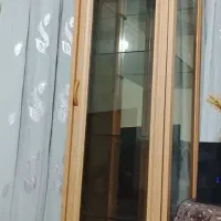 دوعدد ویترین دکوری بهمراه چوب لباسی..جادار وسالم