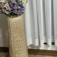 گلدان همراه با گل