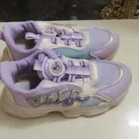 تعدادی کتانی دخترانه