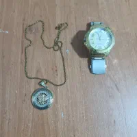 یک گردنبند با ساعت رنگ ثابت