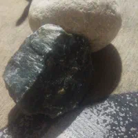 سنگ یشم با یک سنگ دیگه که نمیدونم چیه