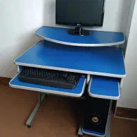 میز کامپیوتر در حد نو