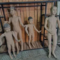 تعدادی مانکن لباس کودک تمیز و سالم