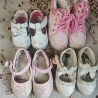 تعدادی کفش بچگانه|کفش و لباس بچه|شیراز, لب آب|دیوار