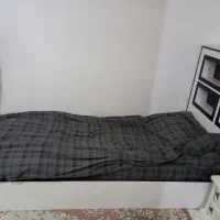 تخت یک نفره با تشک بسیار تمیز البته تخت ها
