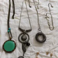 تعدادی  گردنبند بدلیجات