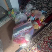 ماشین شارژی و مقداری اسباب بازی