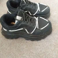 سه جفت کفش فروشی