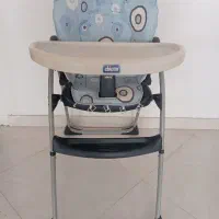 صندلی غذای کودک برند چیکو و تخت کنار مادر
