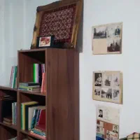 کتابخانه وتعدادی وسایل منزل