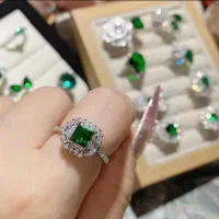 انگشتر طرح جواهر با سنگ زمردی