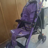 کالسکه وتخت نوزاد کنار تخت مادر