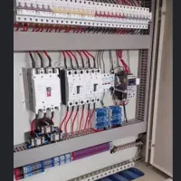 به دو عدد نیرو برای برقکاری ساختمان نیازمندیم