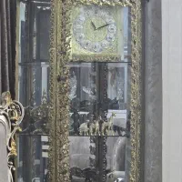 ویترین تمام برنز ساعت دار