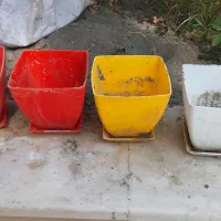 گلدان پلاستیکی به همراه زیر گلد انی سرخود