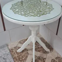 میز خاطره چوبی همراه رومیزی و شیشه