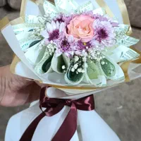 باکس گل و پول هدیه‌ای شیک، خاص و کاملاً سفارشی|گل مصنوعی|یزد, |دیوار