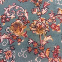 فرش یک سوختگی کوچیک داره