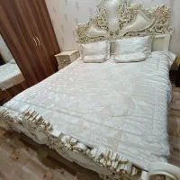 تخت خواب و میز و آینه