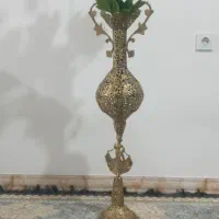 گلدون برنزه با گل