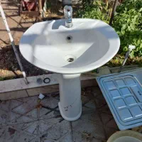 روشویی چینی  و شیر اهرمی نصب شده همراه با آیینه|لوازم سرویس بهداشتی|بیرجند, |دیوار