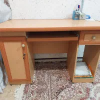 میز تحریر وکامپیوتر