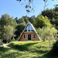 اجاره-کلبه-سوئیسی-چوبی-دلنشین-بالکن-روبه-جنگل