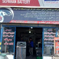 استاد کار ماهر به شغل باطریسازی