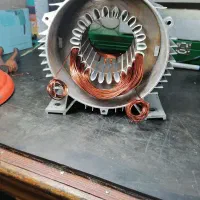 نیروی کار در کارگاه سیم پیچی الکترو موتور