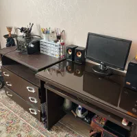 میز کار و کامپیوتر