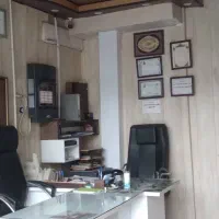 جوان یا دانشجو مسلط به کار کامپیوتر